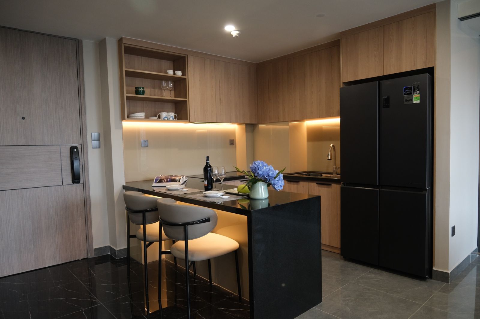 khu vực bếp căn hộ sân vườn full nội thất opera residence