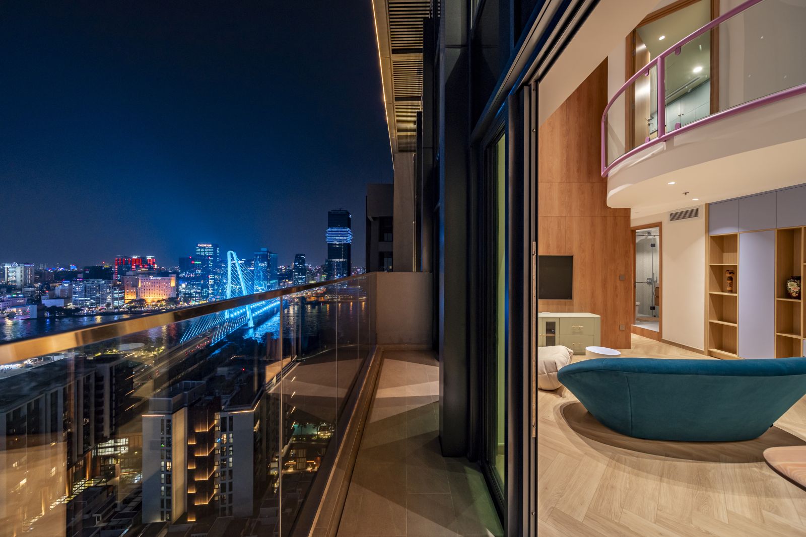 Bán Penthouse Loft tại The Crest Residence Thủ Thiêm Phòng khách View Sông Quận 1